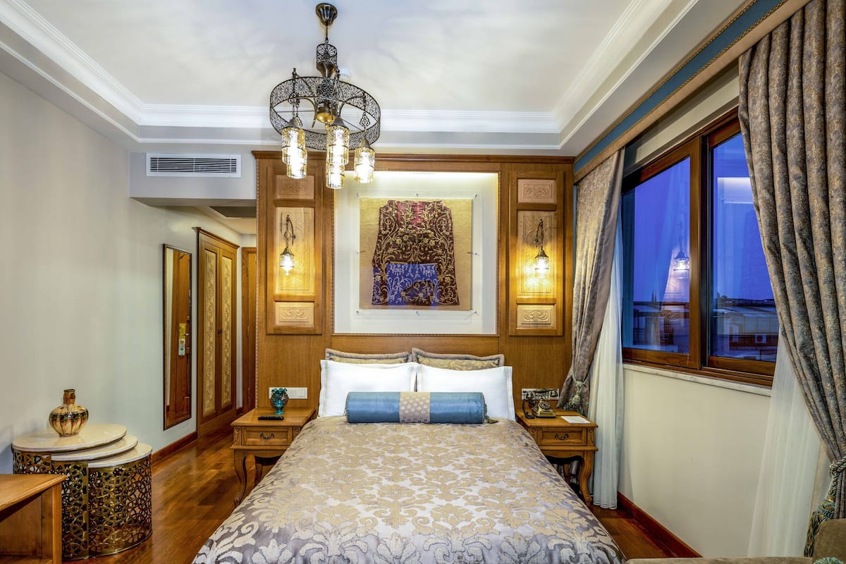 1 bedroom, Egyptian cotton sheets, premium bedding, down comforters