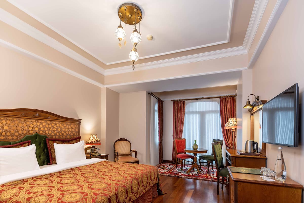 1 bedroom, Egyptian cotton sheets, premium bedding, down comforters