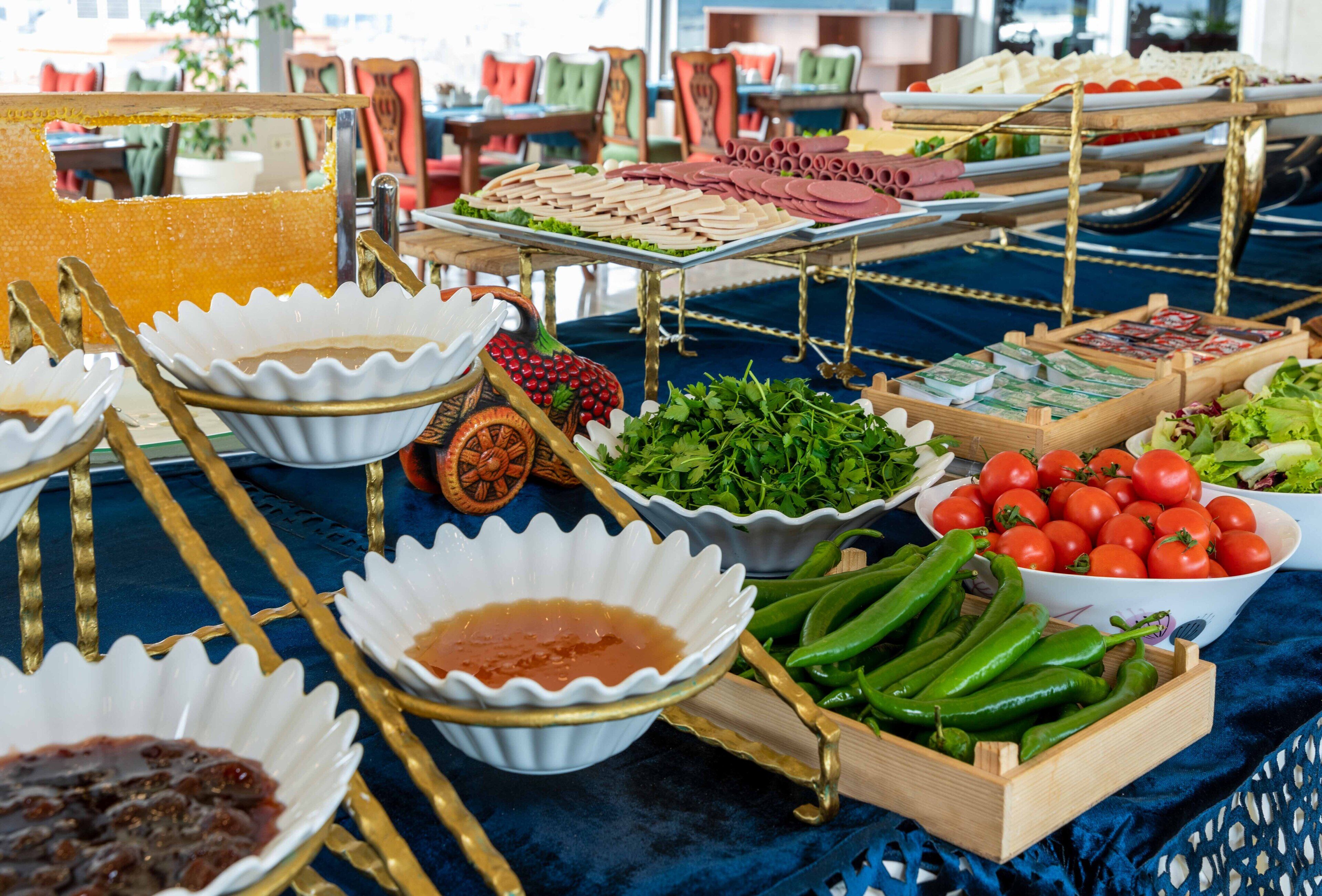 Una mesa de buffet con diversos alimentos y cuencos.