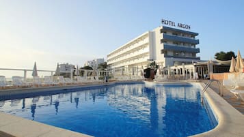 Innendørsbasseng,utendørsbasseng, bassengparasoller og solsenger