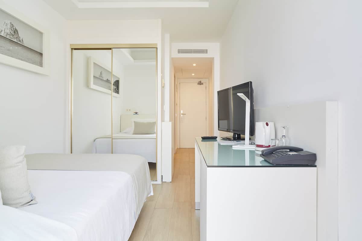 basic single room (1 single bed) | 1 bedroom, minibar, desk, laptop workspace