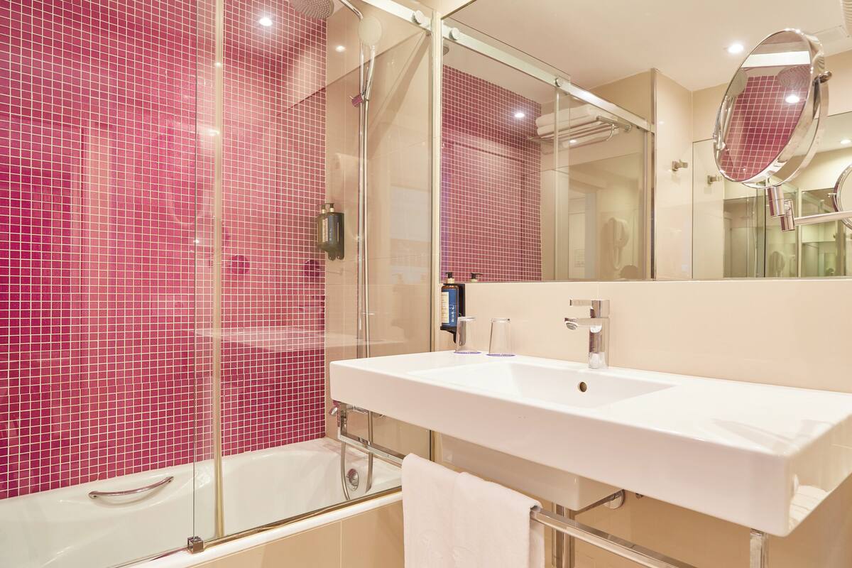 combined shower/bathtub, free toiletries, hair dryer, slippers