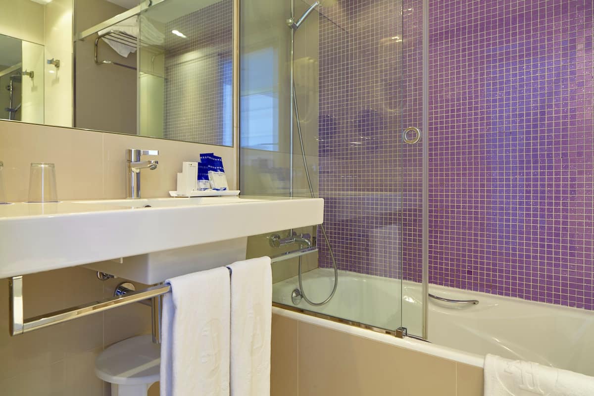 1 bedroom, minibar, desk, laptop workspace