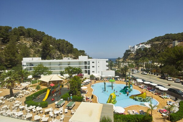 2 albercas al aire libre, sombrillas en la alberca y camastros