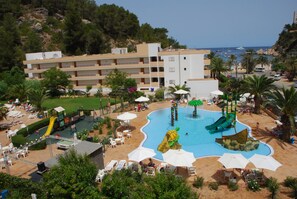 2 albercas al aire libre, sombrillas en la alberca y camastros