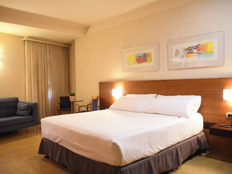 Quarto luxo | Frigobar, cofres nos quartos, escrivaninha, quartos à prova de som