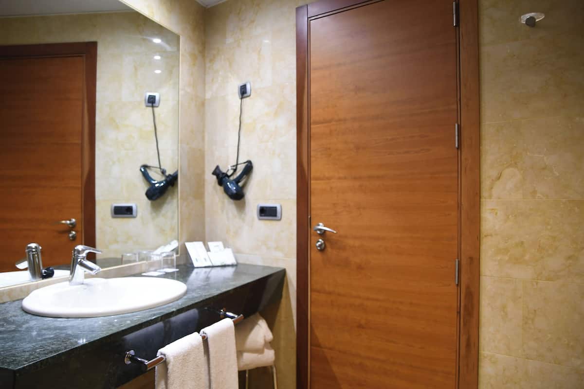 bathtub, free toiletries, hair dryer, bidet