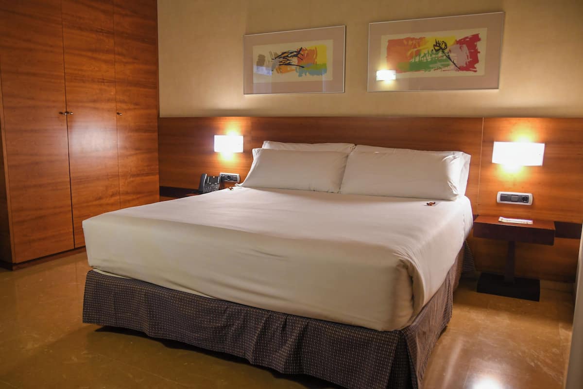 minibar, in-room safe, desk, soundproofing