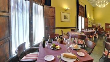 2 restaurantes; se sirven desayunos, almuerzos y cenas