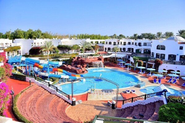 Piscine intérieure, 2 piscines extérieures, parasols, chaises longues