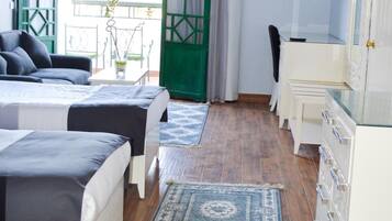 Hochwertige Bettwaren, Zimmersafe, Schreibtisch