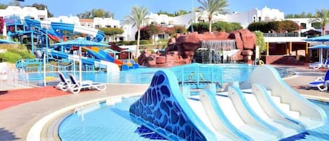 Kolam renang indoor dan 2 kolam renang outdoor