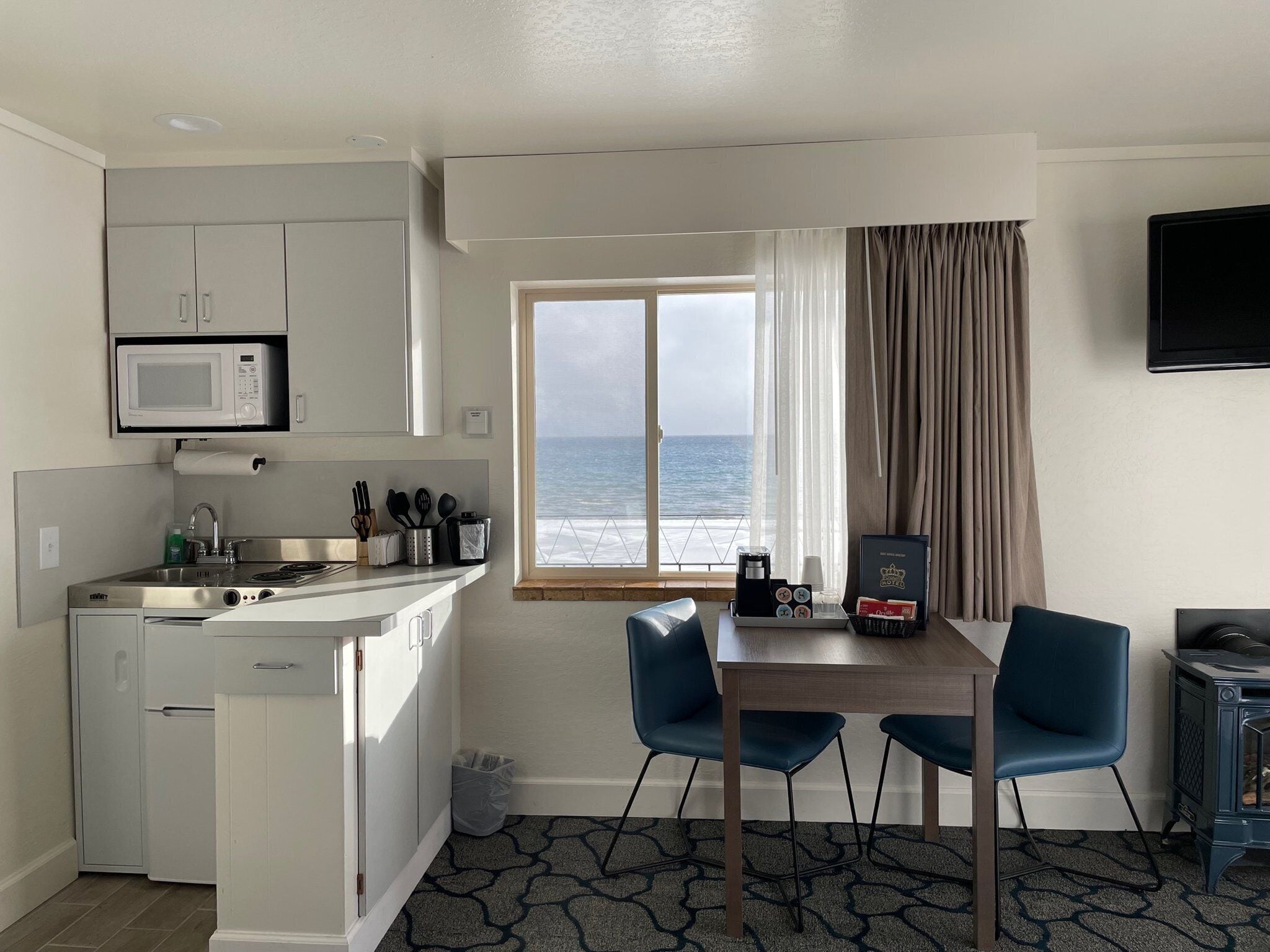 Rideaux occultants, fer et planche à repasser, lits bébé (en supplément)