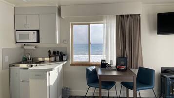 Rideaux occultants, fer et planche à repasser, lits bébé (en supplément)