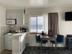 Blendingsgardiner, strykejern/-brett, barnesenger og wi-fi (inkludert)