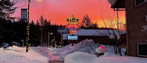 Un sendero cubierto de nieve que conduce a un edificio con un cartel que dice 'Crown Motel' y 'Ferris 40 Lakeview Rooms'.