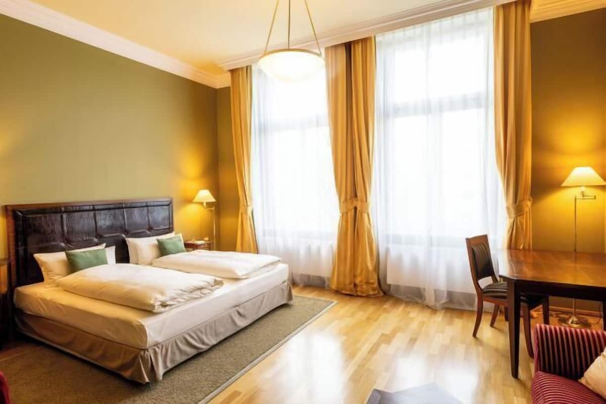 Premium bedding, in-room safe, individually decorated