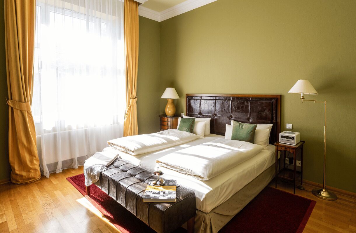 Ropa de cama de alta calidad y caja de seguridad en la habitación 