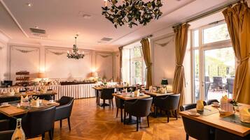 Der serveres frokost, aftensmad og italienske retter