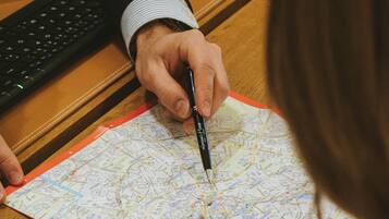 Una persona usando un bolígrafo en un mapa.