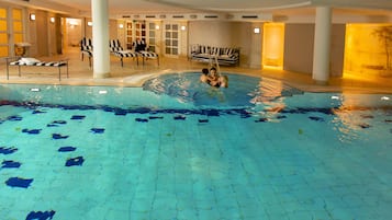 Inomhuspool och solstolar