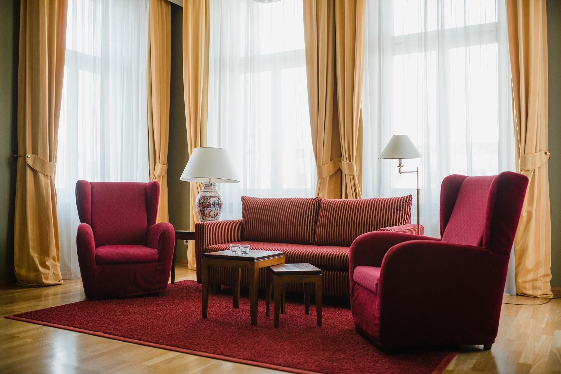 Deluxe-Suite | Wohnbereich | 43-Zoll-LCD-Fernseher mit Satellitenempfang, Fernseher