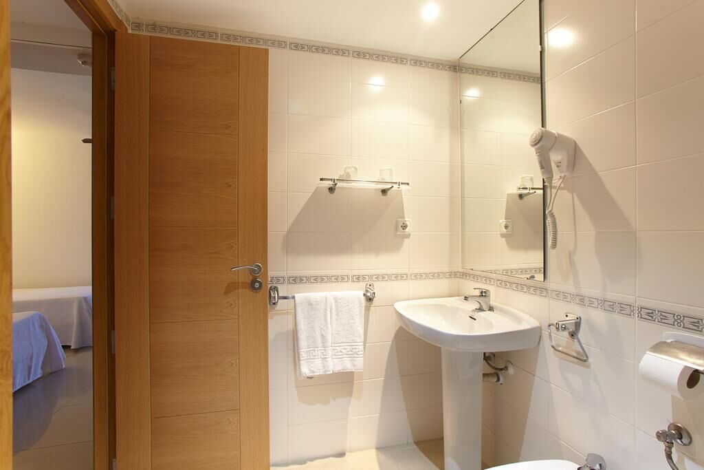 Bathroom | Free toiletries, hair dryer, bidet, towels