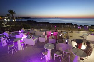 沙滩椅、海滩遮阳伞