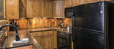 Studio, 1 grand lit et 1 canapé-lit, coin cuisine | Cuisine privée | Réfrigérateur, micro-ondes, plaque de cuisson, lave-vaisselle