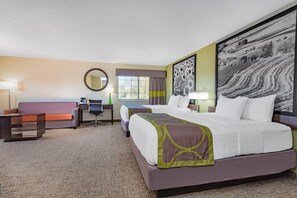 Ein Hotelzimmer mit einem großen Bett, einem Schreibtisch, einem Sessel, einer Couch und einem großen Gemälde an der Wand.