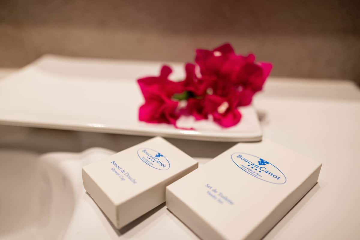 separate bathtub and shower, rainfall showerhead, free toiletries