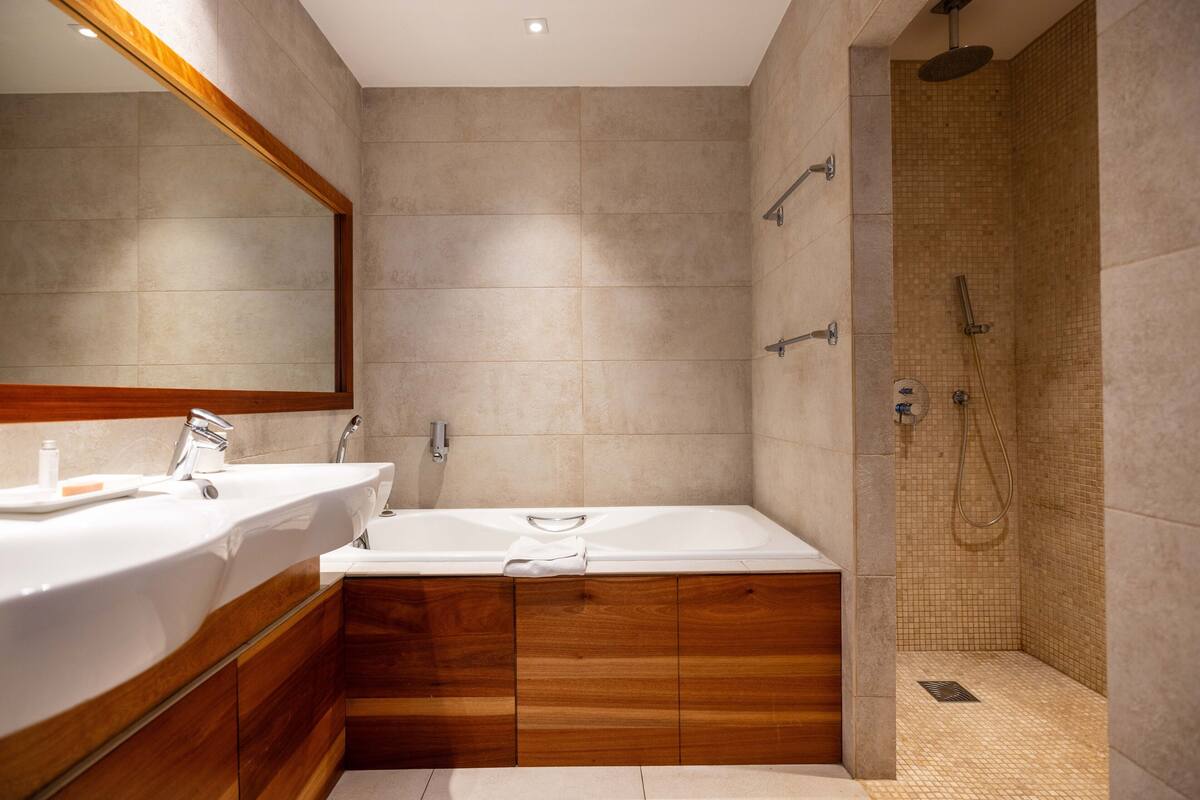 separate bathtub and shower, rainfall showerhead, free toiletries