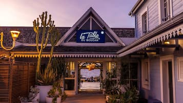 Petit-déjeuner, déjeuner et dîner servis sur place, vue sur la plage