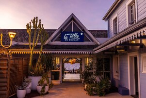 Breakfast, lunch, dinner served; international cuisine, beach views 