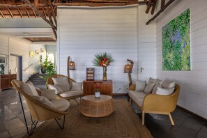 Frokost og lunsj serveres, internasjonale retter, utsikt mot stranden