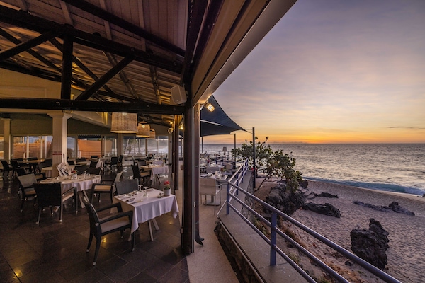 Ofereix vistes a la platja i s'hi serveixen esmorzars, dinars i sopars