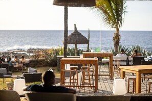 Serveert ontbijt, lunch, internationale gerechten, stranduitzicht