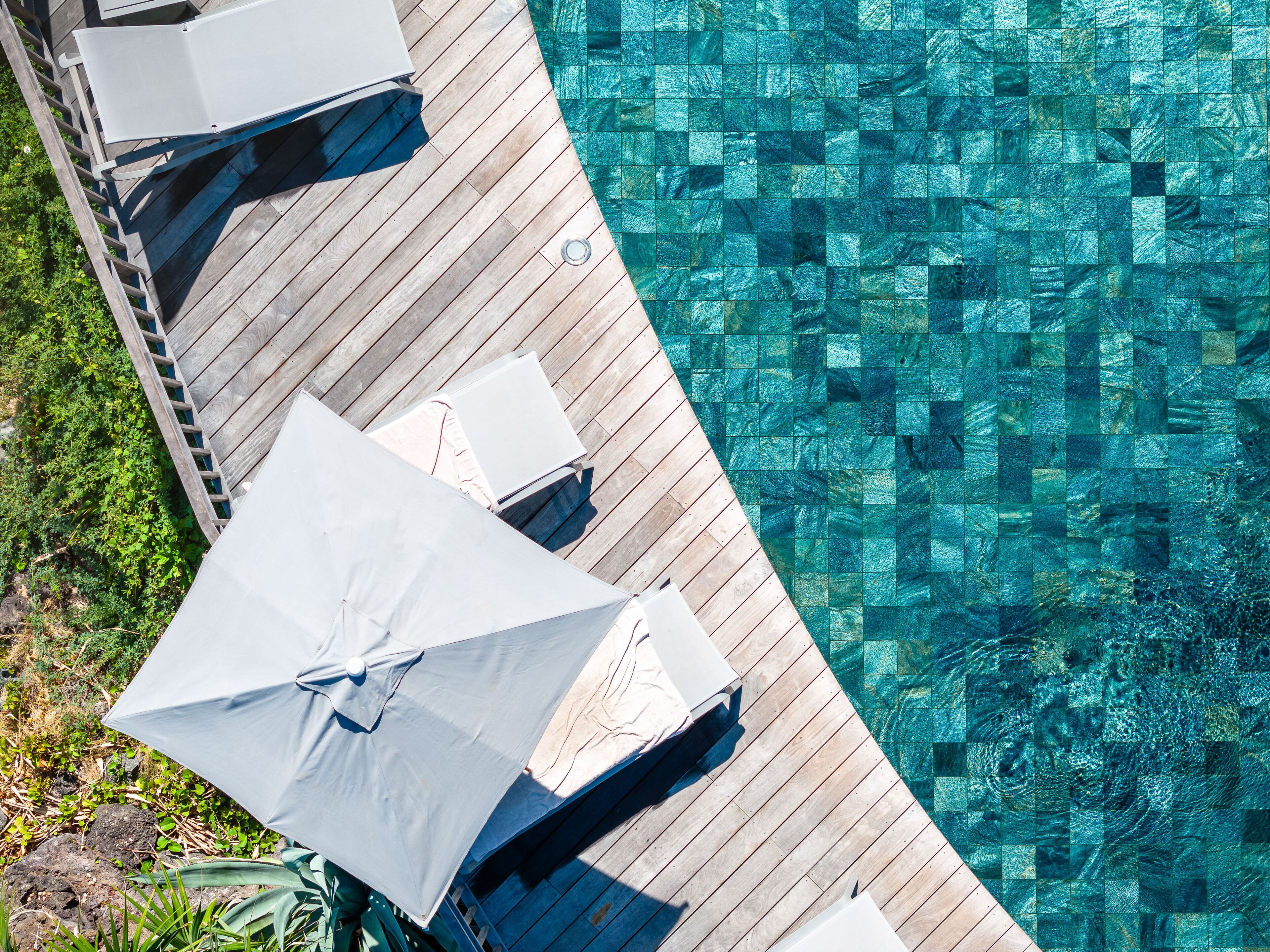 屋外プール、営業時間 8:00 ～ 21:00、サンラウンジャー