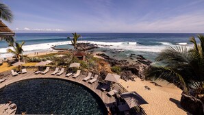 A resort with a pool, beach, and ocean view. - Boucan Canot (Saint-Paul)