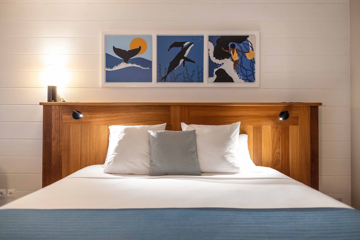 deluxe double or twin room, ocean view | 1 bedroom, premium bedding, minibar, in-room safe