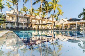 Outdoor pool, open 9:00 AM to 10 PM, pool umbrellas, pool loungers - Hôtel Exsel Alamanda (Saint-Paul)