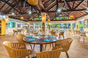 Breakfast, lunch and dinner served - Hôtel Exsel Alamanda (Saint-Paul)