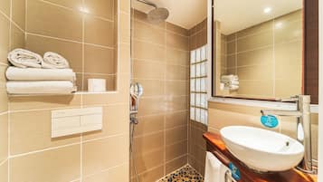 Habitación clásica doble | Baño | Ducha, cabezal de ducha tipo lluvia, secador de pelo y toallas