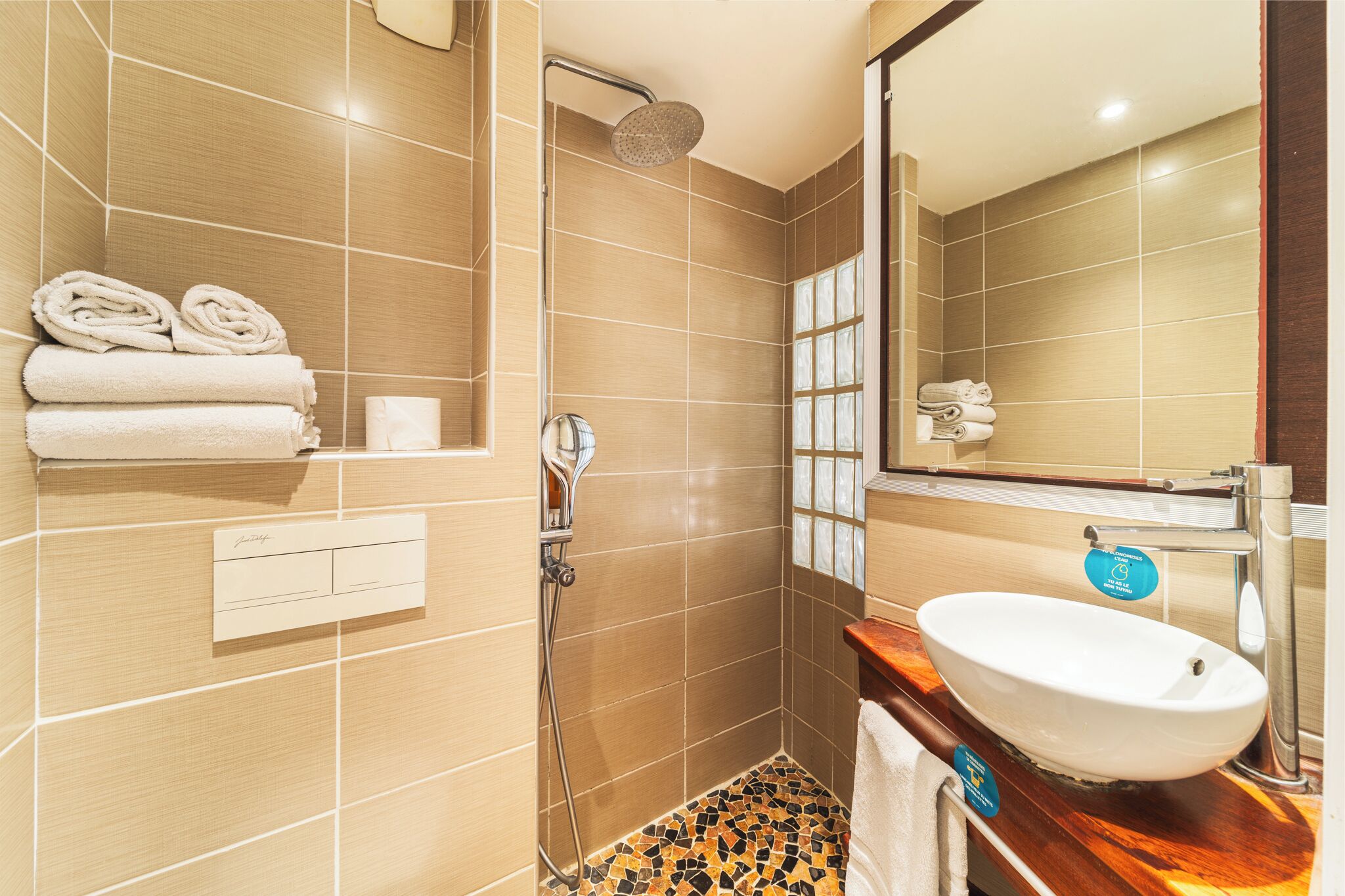 Habitación estándar | Baño | Ducha, cabezal de ducha tipo lluvia, secador de pelo y toallas