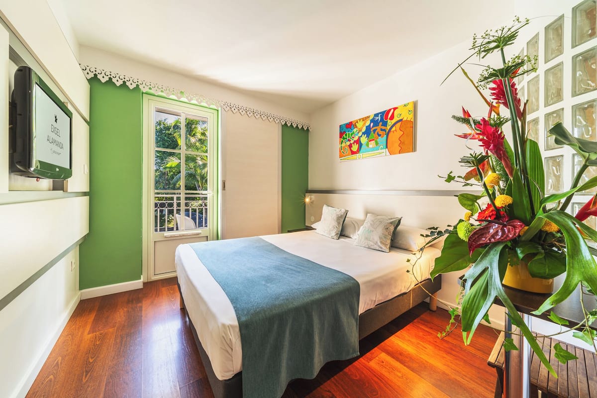 Chambre Jardin | Blackout drapes, WiFi (free), individually decorated