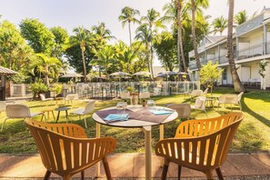 Breakfast, lunch and dinner served - Hôtel Exsel Alamanda (Saint-Paul)