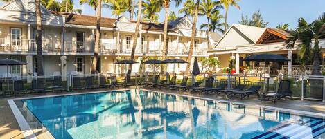 Piscine extérieure, parasols de plage, chaises longues