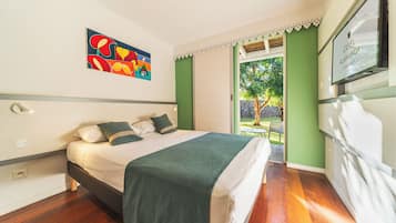 Habitación estándar | Decoración personalizada, muebles diferentes y cortinas blackout