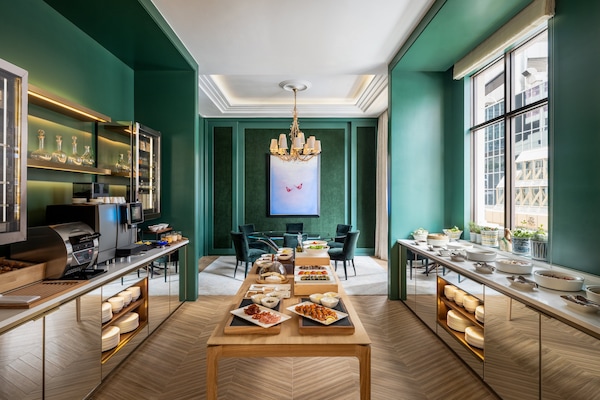 Daily buffet breakfast (HKD 295 per person)