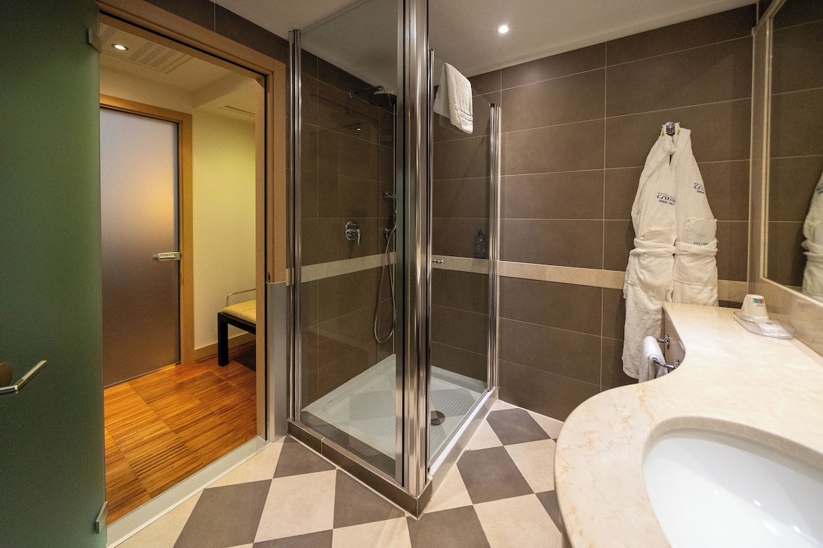 executive room | bathroom | shower, free toiletries, hair dryer, slippers